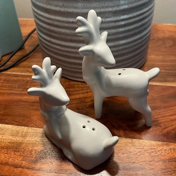🎄Salt & Pepper Deer with Scarfs ShakerSet White Ceramic reindeer Winter - Picture 4 of 12